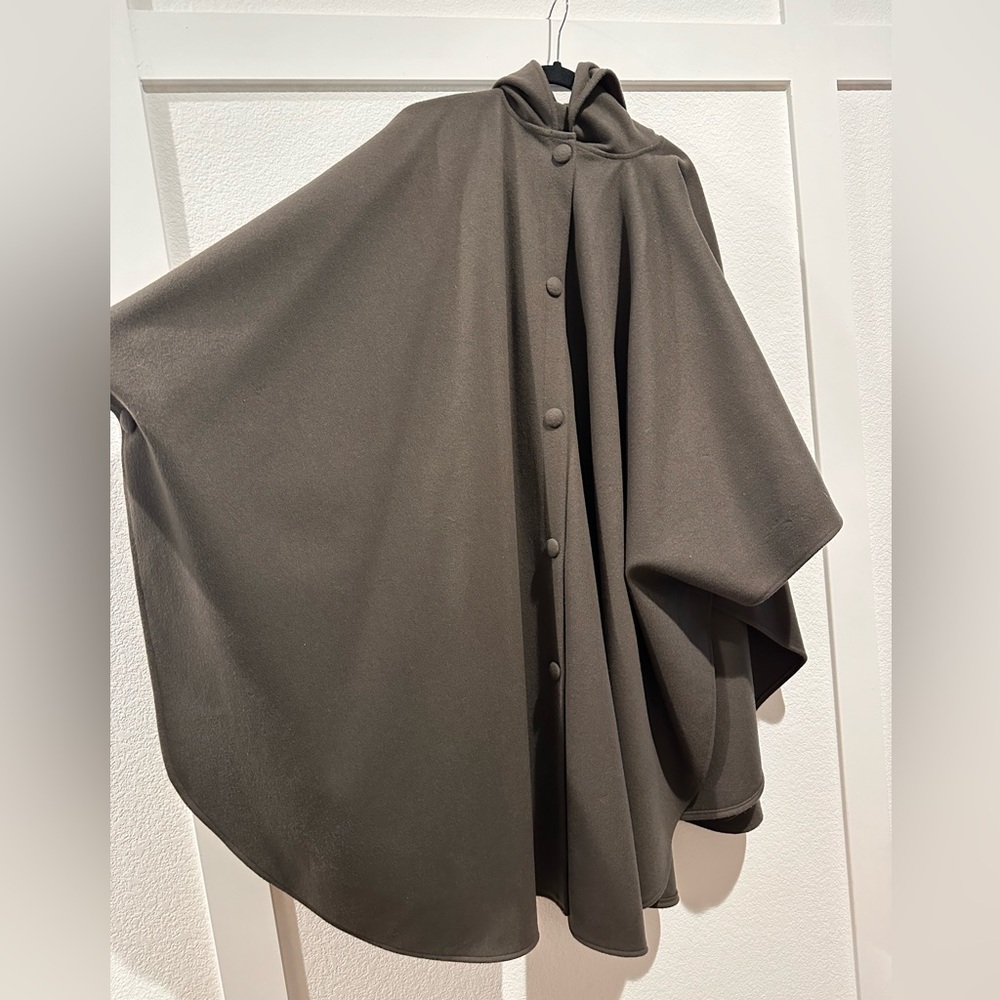 100% Wool Coloratura Cape - Picture 5 of 12